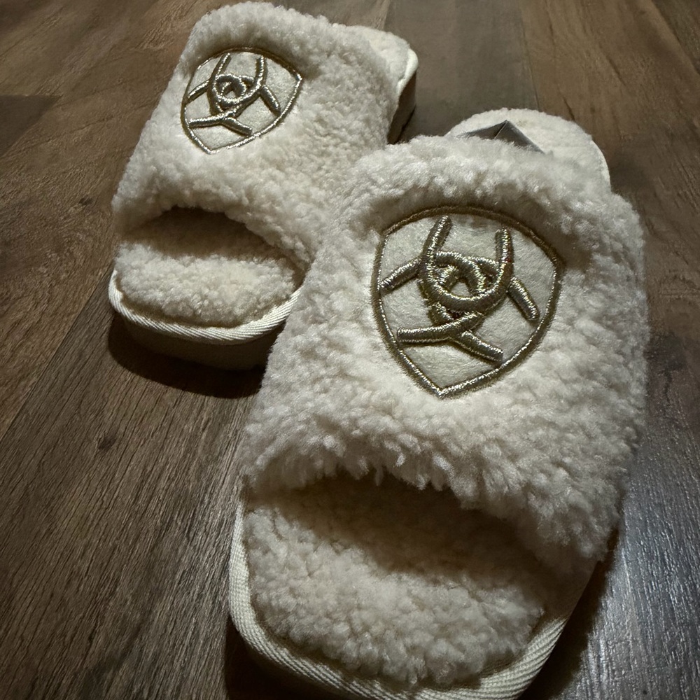 NEW Ariat Cream Fuzzy Slippers